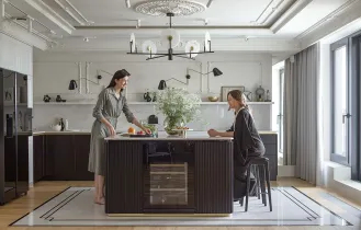 kuchnia z ryflowaną wyspą z ciemnego drewna