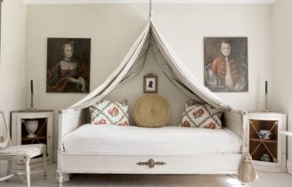 Na takim łożu z baldachimem można się wyspać po królewsku.