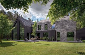 nowoczesny dom otulony zielenią