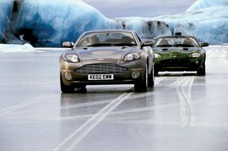 Pierce Brosnan w Astonie Martinie V12 Vanquish