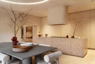 kuchnia z kamienna wyspą