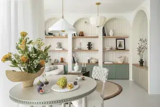 półki pod łukami na kolekcję ceramiki