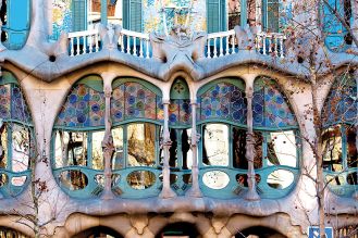 Dziś Casa Batlló można zwiedzać, a nawet wdrapać się na zupełnie niezwykły dach.