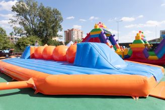 Bubble House – dmuchana kopuła z balonami jako fotostrefa w ogrodzie