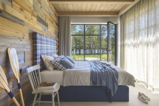 biało niebieska sypialnia z drewnem