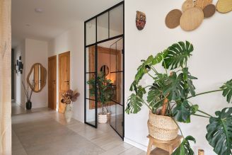 przytulny przedpokój w naturalnych kolorach