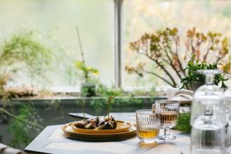 szklane naczynia na napoje na letni stół