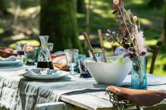 naczynia na napoje i przekąski na letni stół