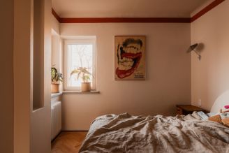 vintage i nowoczesny design w małej sypialni