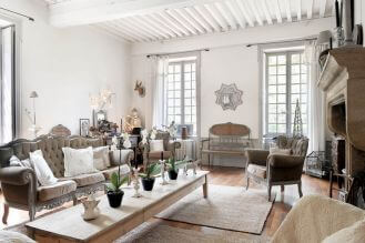 Romantyczne stylowe kanapy, fotele i ławka doskonale wpisują się we francuski styl salonu.