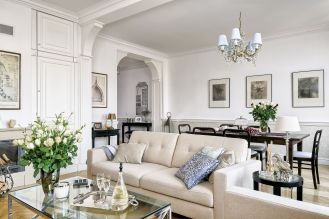 Salon w stylu Hampton. Nadmorski luksus w stylu Hampton