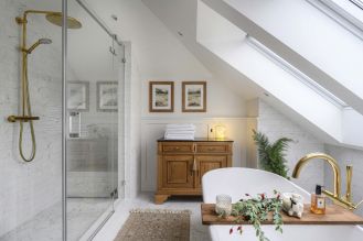 łazienka pod skosem na poddaszu