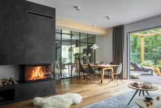 nowoczesny salon z kominkiem
