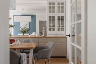 nowoczesna klasyka w domu inspirowanym modernizmem