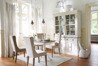 ściana za stołem z kredensem