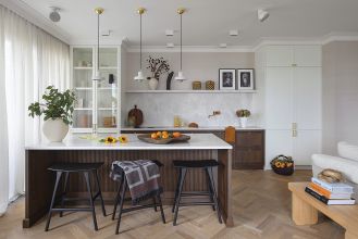 łuki rattan i ciemne drewno w przytulnym mieszkaniu