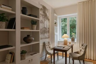 Kaszmirowe półki w salonie