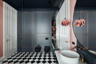 ciemne kolory ścian w łazience i szachownica na podłodze