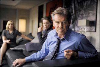 Bohater filmu Adam Lang (grany przez Pierce a Brosnana) wciąż przesiaduje na przepastnej kanapie pośrodku salonu.