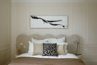 beżowa sypialnia z falowanym zagłówkiem