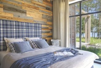 biało-niebieska sypialnia z drewnem