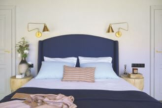 granatowe łóżko w sypialni