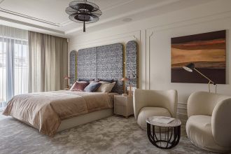 sypialnia w beżach i szarościach z dużym łóżkiem z tapicerowanym wezgłowiem