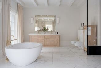 elegancka biała łazienka z drewnem