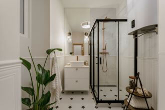 kaszmirowa łazienka z czarnymi dodatkami