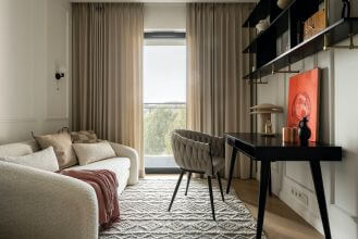 czarne biurko w kobiecym pokoju