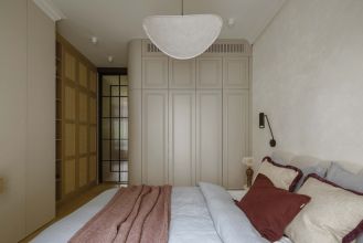 beżowa sypialnia z drewnem