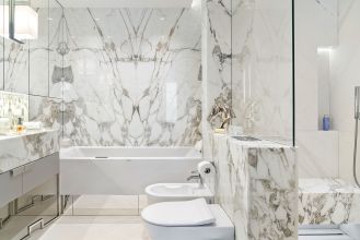 biały marmur w łazience