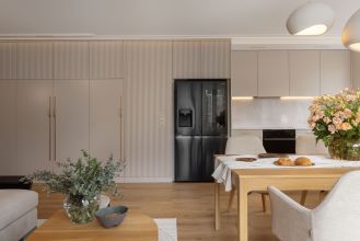 beżowa kuchnia z jadalnia otwartą na salon