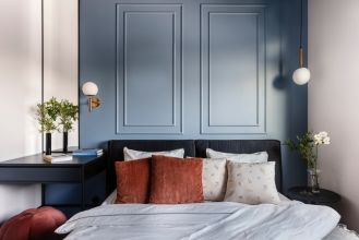 niebieska sypialnia w stylu nowoczesnej klasyki