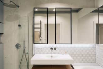 czarno biała łazienka