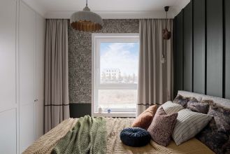 ciemna ściana za łóżkiem w sypialni