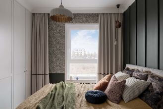 ciemna ściana za łóżkiem w sypialni