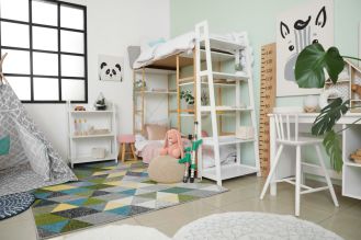 piętrowe łóżko w pokoju dziecka
