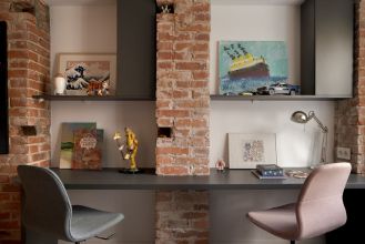 dwa biurka w pokoju nastolatków