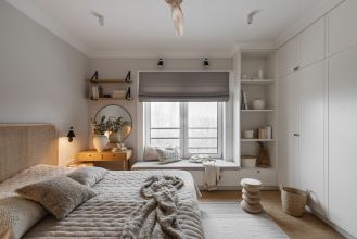 beżowa sypialnia z drewnem