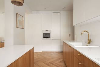 kuchnia biała z drewnem