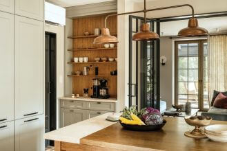 szara kuchnia z drewnem