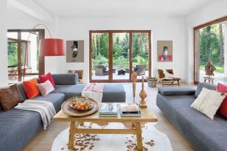 Ten nowoczesny dom znajduje się na skraju parku krajobrazowego. najważniejszą rolę odgrywa tu zieleń.