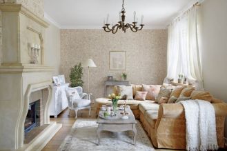 W salonie rustykalne meble, kanapa obita miodowym welurem, gobelinowe poduszki i kobiece dodatki.