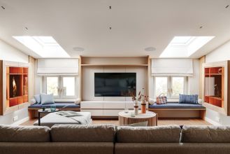 sala gier ze stołem do planszówek i monitorem do PlayStation