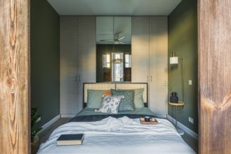 zielona sypialnia w mieszkaniu 50 mkw