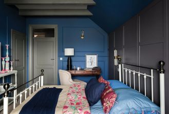 ciemna niebieska sypialnia styl loftowy