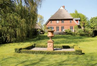 Stara wiejska posadłość na północy Niemec.