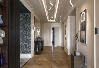elegancki przedpokój ze sztukaterią na ścianach i tapetami