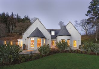 Dom przypomina trochę APULIJSKIE TRULLI z powiększonymi oknami